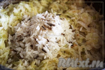 Соединить тушеную капусту с рисом, добавить специи.
