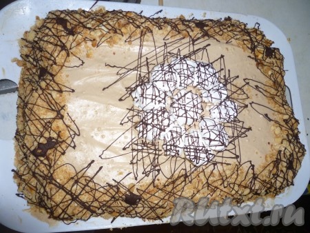 Украсить Киевский торт можно по своему вкусу, например, безе, миндальной стружкой, крошкой из песочных коржей, растопленным шоколадом и поставить в холодильник.
