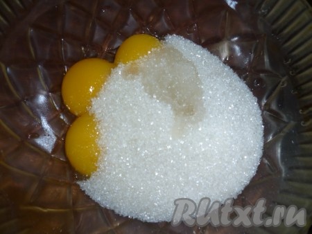 Яичные желтки растираем с водкой и сахаром.
