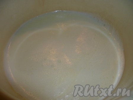 Пока остывают коржи, можно приготовить заварной крем, представляющий собой смесь заварного ванильного крема и сливочного масла. Ставим на огонь 600 мл молока и даём закипеть.
