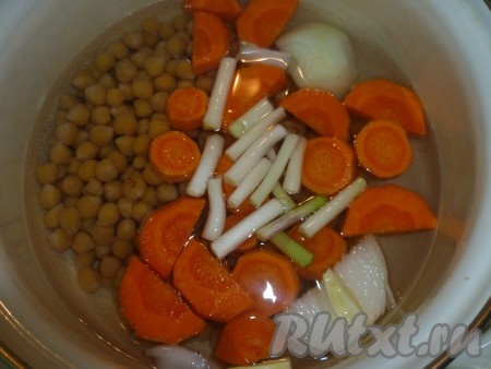 Нут предварительно замочить, лучше на ночь. Затем промыть в проточной воде. Далее отварить нут вместе с морковью, луком и чесноком до готовности (приблизительно 40 минут).
