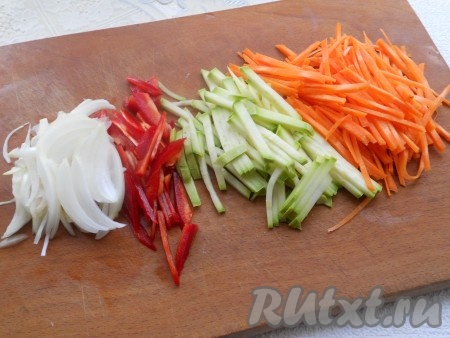 Кабачок, морковь, сладкий болгарский перец нарезать одинаково - тонкой, длинной соломкой. Лук репчатый - тонкими полукольцами.