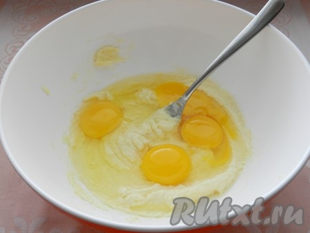 Два яйца разделить на желтки и белки. Белки убрать в холодильник. Два желтка и два яйца добавить в масляную смесь и взбить.