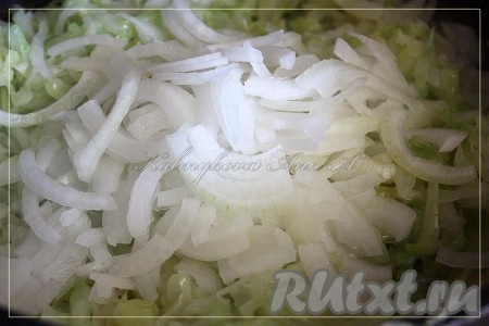 Нарезать репчатый лук, добавить к капусте и тушить до готовности овощей.
