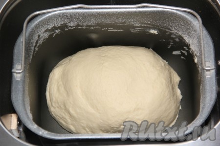 Если делать замес вручную, тогда в 50 мл тёплой воды развести дрожжи и оставить их на 10 минут. Затем в глубокую миску влить 180 мл тёплого кефира, добавить яйцо, сахар, соль, подошедшие дрожжи и творожный сыр. Слегка перемешать, затем всыпать муку, замесить мягкое тесто, накрыть его полотенцем и оставить на 1-1,5 часа в тёплом месте.
