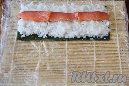  Выложить на рис начинку: кусочки рыбы.