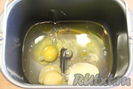 В ведёрко хлебопечки влить тёплую воду, растительное и оливковое масло. Добавить яйцо, сметану, мёд.