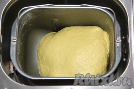 Тесто получится нежным, гладким и не липнущим к стенкам ведёрка. Если делаете белый хлеб в духовке, тогда подошедшее тесто хорошо обмять, сформировать хлеб и выложить его на противень для выпекания. Дать 30-40 минут подойти, а затем поставить в духовку и выпекать до готовности.
 
 