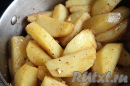 Добавить приготовленный соус к картошке и всё перемешать, чтобы каждый кусочек картофеля покрылся соусом.