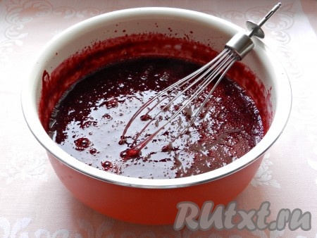 Влить желатин в ягодное пюре, тщательно размешать, можно при помощи миксера.