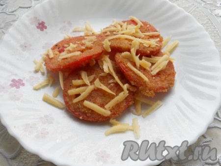 Готовые помидоры выкладывать на тарелку, по желанию можно посыпать тертым сыром.
