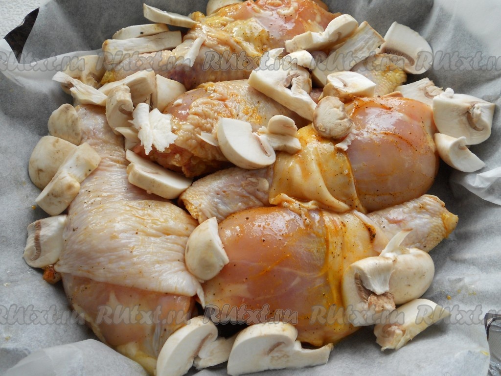 Жареные куриные бедра с картошкой, луком, сметаной на сковороде