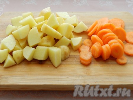 Нарезать картофель и морковь.