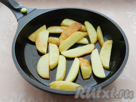 Картофель нарезать брусочками и обжарить до образования золотистой корочки.