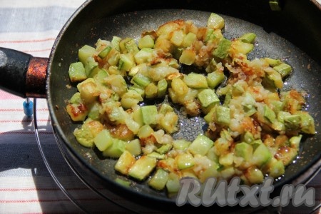 Кабачки хорошенько обжариваем на сковороде с добавлением растительного масла. Обжариваем их до очень поджаристой корочки, почти как жареный картофель.
