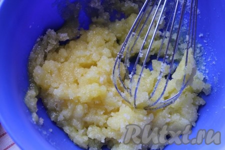 Отдельно желтки растереть венчиком с сахаром и ванильным сахаром.