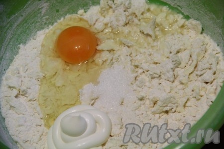 Затем добавить в основную массу яйцо, соль, сахар, майонез и сок лимона. 