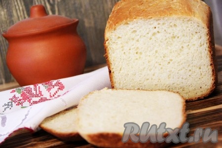Хлеб, приготовленный с добавлением хлопьев, слегка остудить, затем достать из формы хлебопечки и полностью остудить на решётке. Посмотрите, какой получился красивый хлеб. 
