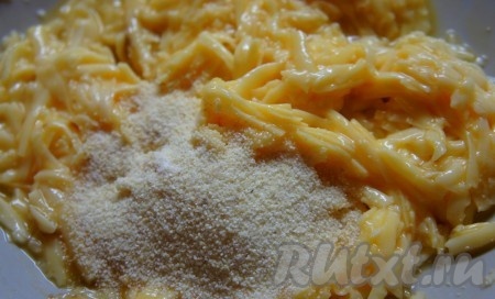К смеси сыра и яйца добавить 1 столовую ложку манки, перемешать и сырная масса готова.
