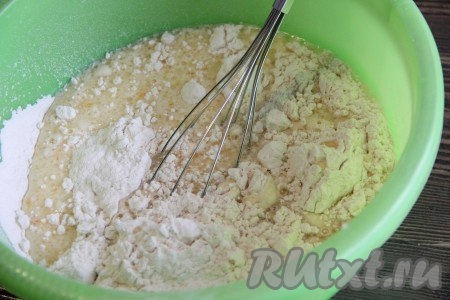 Влить кефирно-яичную смесь в сахарно-мучную смесь, тщательно перемешать венчиком.
