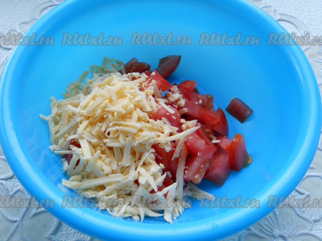 Салат с жареными помидорами, плавленым сыром и сухариками