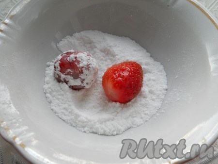 Выложить готовое тесто в чашу мультиварки. Клубнику помыть, обсушить. Целенькие ягоды обвалять в сахарной пудре.