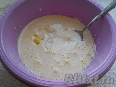 Взбить яйца с сахаром и солью миксером до пышной светлой массы. Добавить сметану и размягченный маргарин или сливочное масло. Также влить растительное масло.