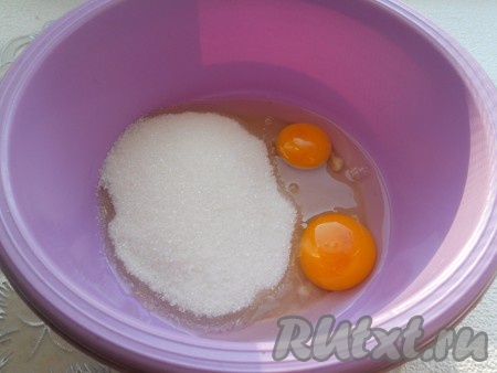 К яйцам добавить сахар.