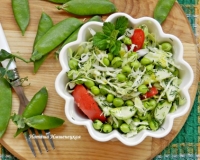 Салат из свежего зелёного горошка с капустой и огурцами 