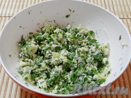 Зелень вымыть, обсушить, нарезать мелко и добавить с миску с сыром, перемешать сырную начинку, поперчить по вкусу, солить не надо.