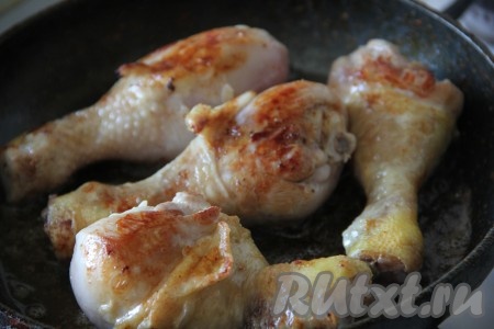 Курицу помыть, обсушить, порезать на порционные кусочки и обжарить на сковороде на растительном масле до золотистой корочки со всех сторон.
