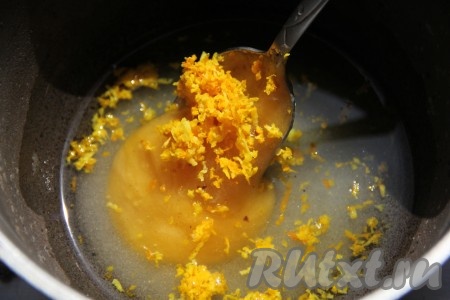 Для приготовления сиропа смешать воду, мед, сахар, цедру апельсина и отправить на огонь. Варить примерно 5 минут, пока масса не загустеет и не начнет карамелизироваться. В загустевший сироп добавить измельченные орехи.
