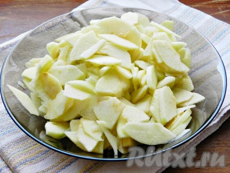 Яблоки очистить от кожуры и семечек, нарезать тонкими пластинками и сбрызнуть лимонным соком.
