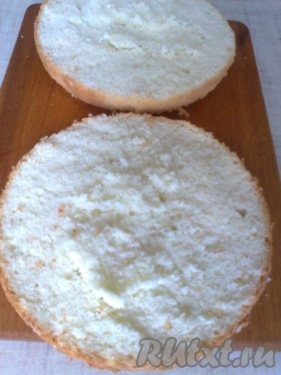 Я приготовила бисквит из 2 яиц для пробы. Использовать бисквит по назначению. Я решила приготовить торт. Разрезала бисквит пополам и получилось два коржа.
