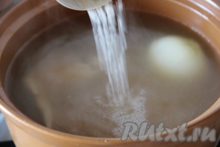 В кипящий бульон добавить нарезанный картофель и варить до полуготовности, затем всыпать рис и варить до полуготовности риса.
