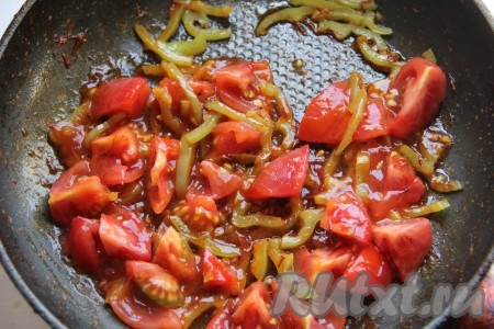 Отдельно на сковороде обжарить на растительном масле мелко рубленную луковицу и натертую морковь, добавить шафран и мелко нарезанный болгарский перец, не забывая периодически помешивать. Когда все хорошенько обжарится, добавить к зажарке аджику и нарезанные помидоры, предварительно очищенные от кожуры, и тушить на маленьком огне около 3 минут.
