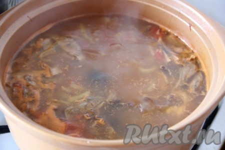 Когда рис будет почти готов, добавить в суп зажарку с грибами, соль и перец по  вкусу.
