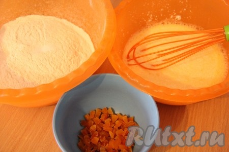 Яйцо слегка взбить с сахаром и солью с помощью венчика, затем добавить простоквашу и ещё раз перемешать. Добавить соду, погашенную лимонным соком (или уксусом), перемешать яичную смесь.