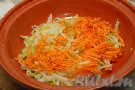 Затем добавить натертую на крупной терке морковь.