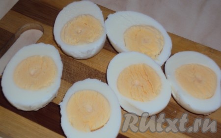 Вареные яйца почистить, разрезать пополам.
