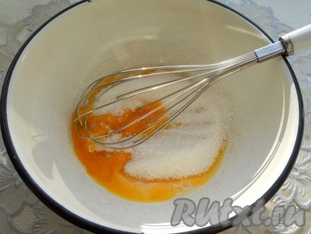 Яйца аккуратно разделить на желтки и белки. Белки нам в этом рецепте не понадобятся. К яичным желткам добавить 0,5 стакана сахара.