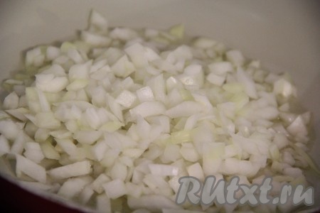 Для приготовления начинки очищенный лук мелко нарезать. В сковороду добавить 1 столовую ложку сливочного масла. Добавить лук в сковороду.
