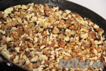 Орехи порубить ножом и обжарить на сухой сковороде в течение нескольких минут.