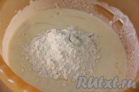  Добавить сыр в основную массу и перемешать, затем всыпать муку и ещё раз перемешать тесто.