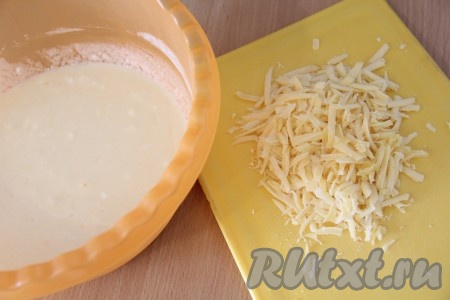 Сыр натереть на крупной тёрке.
