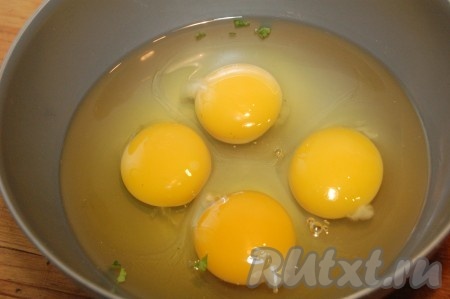 Разбиваем яйца в миске.