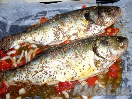Овощи из маринада можно использовать, как "подушку" под рыбу. Разложить их на застеленный пергаментом противень, сверху выложить рыбу, посыпать кунжутом или семенами льна. Отправить в разогретую духовку и запекать около 30 минут до золотистого цвета. Готовность рыбы можно проверить зубочисткой (проткните спинку, если выделится светлый сок, значит рыба готова). Вкусно, я люблю сочных толстолобиков. Вынимаем рыбу из духовки и оставляем минут на 15 (для равномерного распределения жара внутри рыбы).