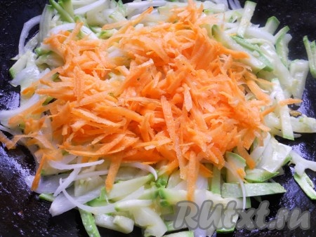 Морковь очистить, натереть на крупной тёрке и добавить к кабачкам и луку.