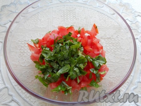 Свежие помидоры (нужны очень спелые) нарезать небольшими кубиками. Добавить измельченный базилик (любой - у меня зеленый).
