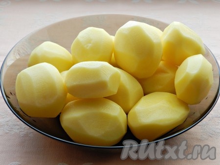 Картофель очистить, разрезать клубни на 2 части.